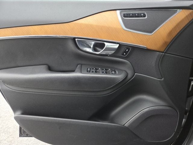 2021 Volvo XC90 T6 Momentum