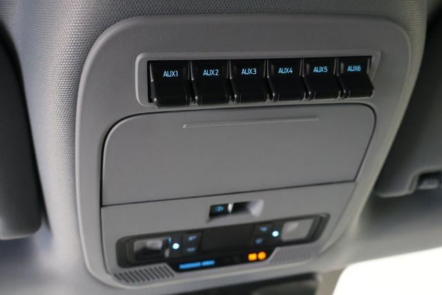 2027 Ford Super Duty F-350 SRW XLT