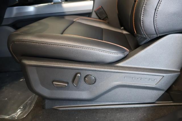 2027 Ford Super Duty F-350 SRW Lariat w/BLK Appearance PKG