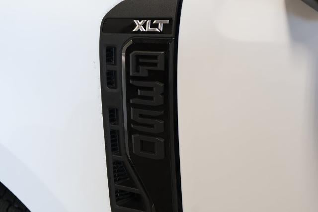 2027 Ford Super Duty F-350 SRW XLT
