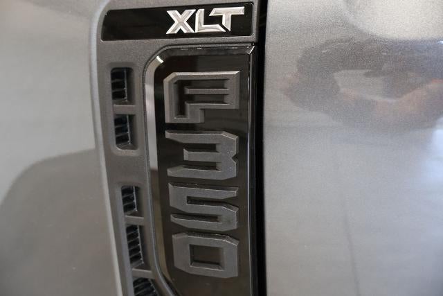 2027 Ford Super Duty F-350 SRW XLT w/BLK Appearance PKG