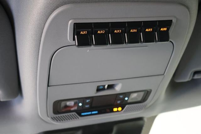 2027 Ford Super Duty F-350 SRW XLT