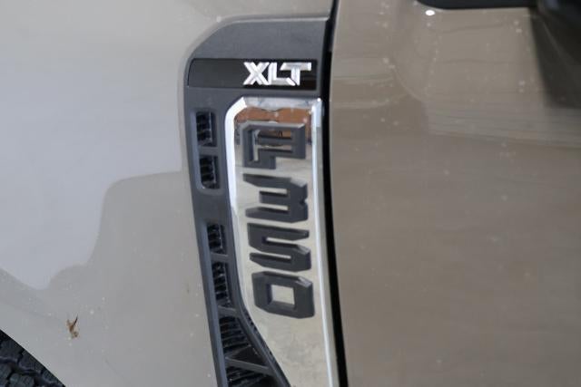 2027 Ford Super Duty F-350 SRW XLT