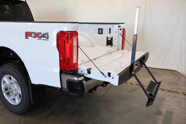 2027 Ford Super Duty F-350 SRW XLT
