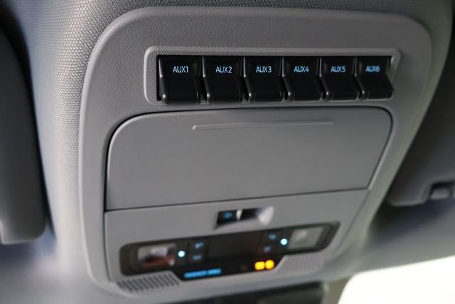 2027 Ford Super Duty F-350 SRW XLT