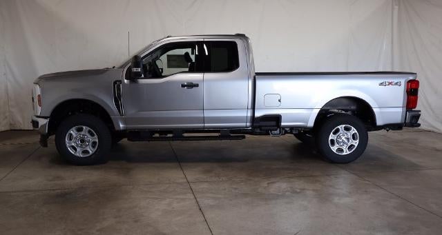 2027 Ford Super Duty F-350 SRW XLT
