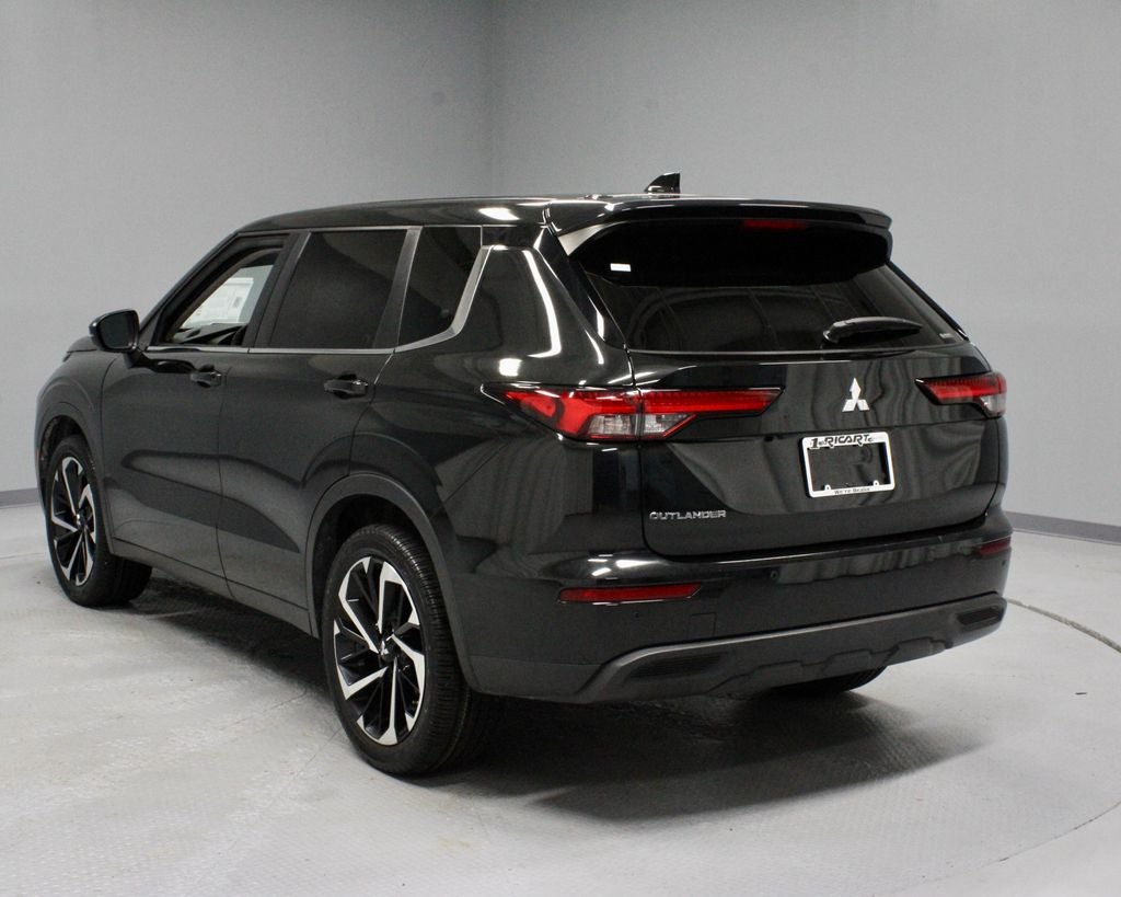2022 Mitsubishi Outlander ES