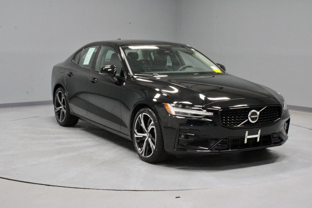 2024 Volvo S60 B5 Plus Dark Theme
